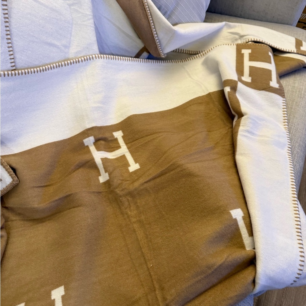 ❗️No Brand Avalon throw blanket !❗️ - Picture 6 of 6